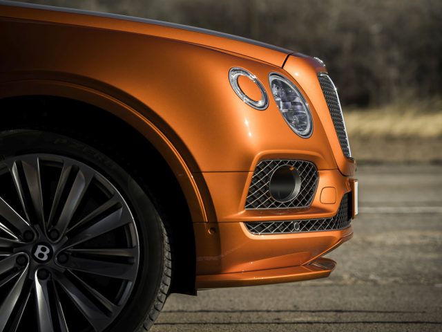 De voorkant van een Bentley Bentayga Speed.