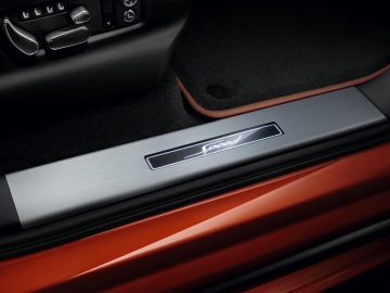 De deurklink van een Bentley Bentayga Speed met een logo erop.