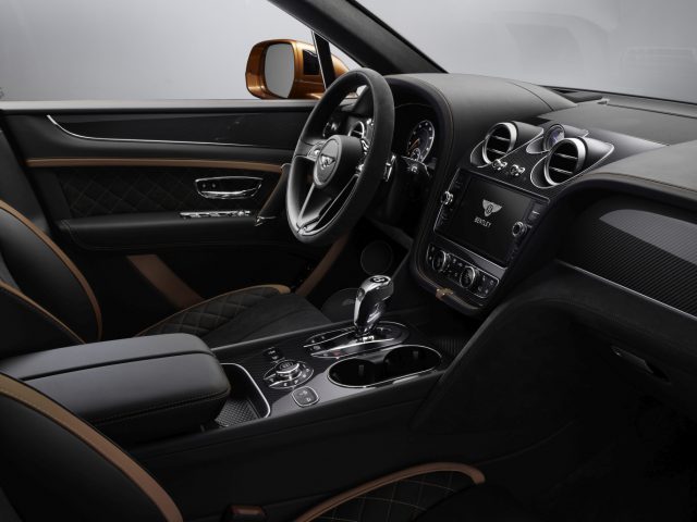 Het interieur van een zwart-bruine Bentley Bentayga Speed.