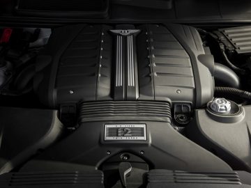De motorruimte van een Bentley Bentayga Speed.