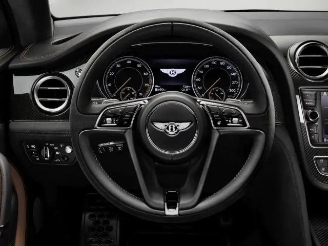 Het stuur en dashboard van een nieuwe Bentley Bentayga Speed.