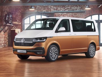 Volkswagen's nieuwe Volkswagen-busje staat geparkeerd in een magazijn.