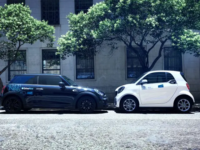 Twee slimme auto's, een BMW en een Daimler, stonden naast elkaar op straat geparkeerd.