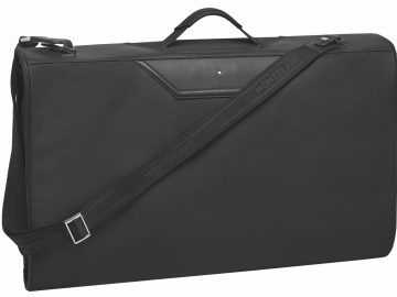 Een zwarte kledingtas met draagriem en kofferset.
