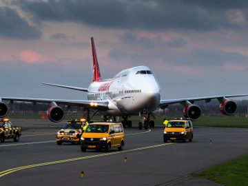 Een vliegtuig op een landingsbaan op A9.