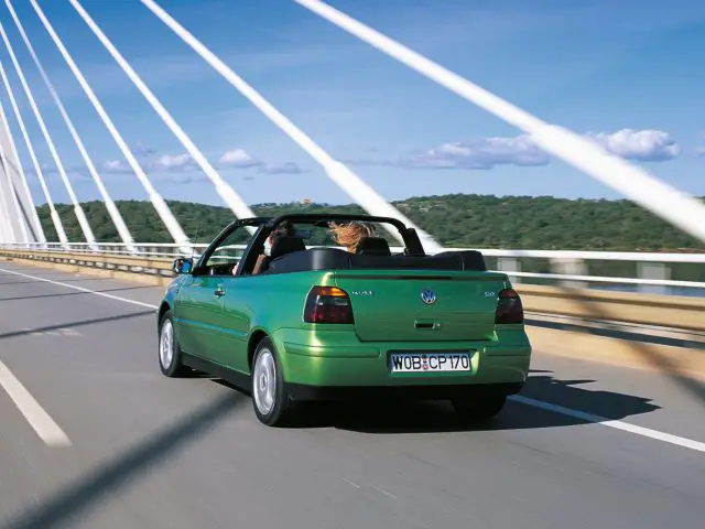 De Volkswagen Golf Cabriolet is groen.