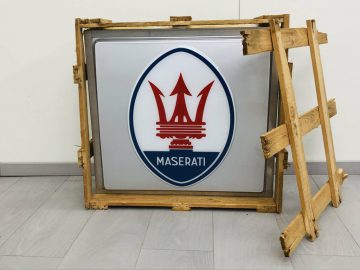 Een houten kist met het Halmo Maserati-logo erop.
