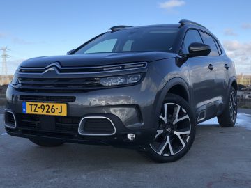 Een grijze Citroen C5 Aircross SUV geparkeerd op een parkeerplaats.