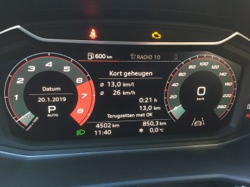 Het dashboard van een Audi A1 met verschillende meters.