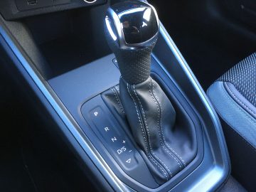 Een versnellingspook in een Audi A1-auto.