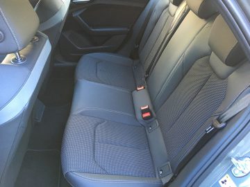 De achterbank van een Audi A1 met grijze stoelen.