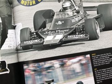 Een boek met een afbeelding van een John Player-raceauto.