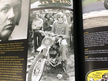 Een boek met een foto van John Player op een motorfiets.