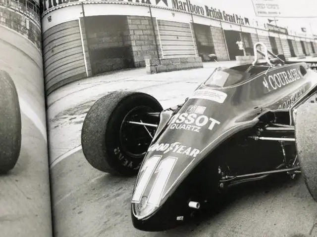 Een boek met een afbeelding van een John Player-raceauto.