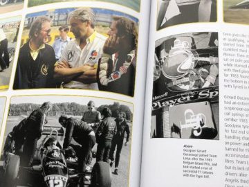 Een boek met afbeeldingen van een John Player-raceauto.