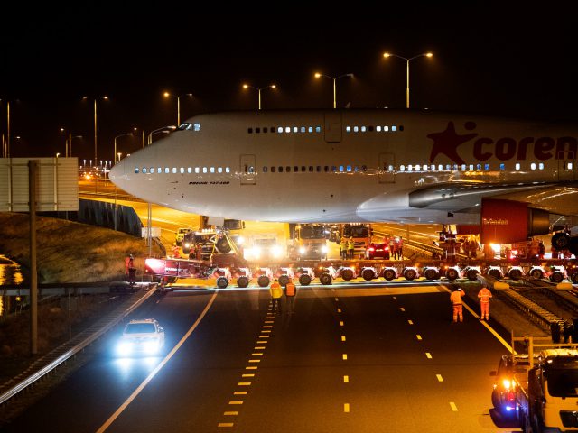 Een groot wit Boeing 747-vliegtuig.