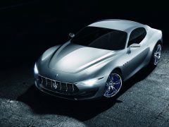 Het Maserati GranTurismo concept wordt in het donker getoond.