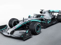 De Mercedes Formule 1-auto wordt weergegeven op een witte achtergrond.