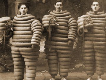 Een groep mannen gekleed in opblaasbare Michelin-pakken.