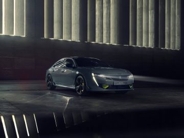 De nieuwe elektrische auto 508 Peugeot Ion wordt getoond in een donkere kamer.