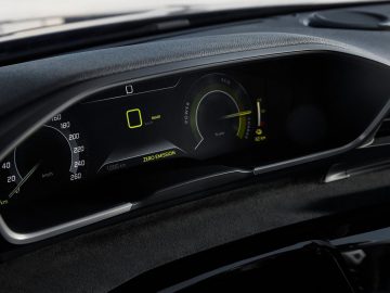 Het dashboard van een 508 Peugeot-auto met gele meters.
