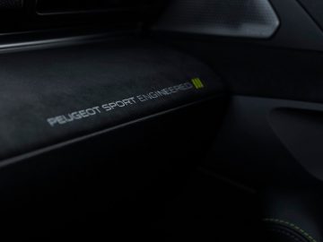Het interieur van een zwarte 508 Peugeot-auto met een groen logo.