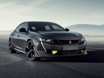 De nieuwe Peugeot 508 rijdt op een woestijnweg.