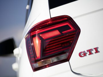 Op het achterlicht van een witte SUV staat het GTI-logo.