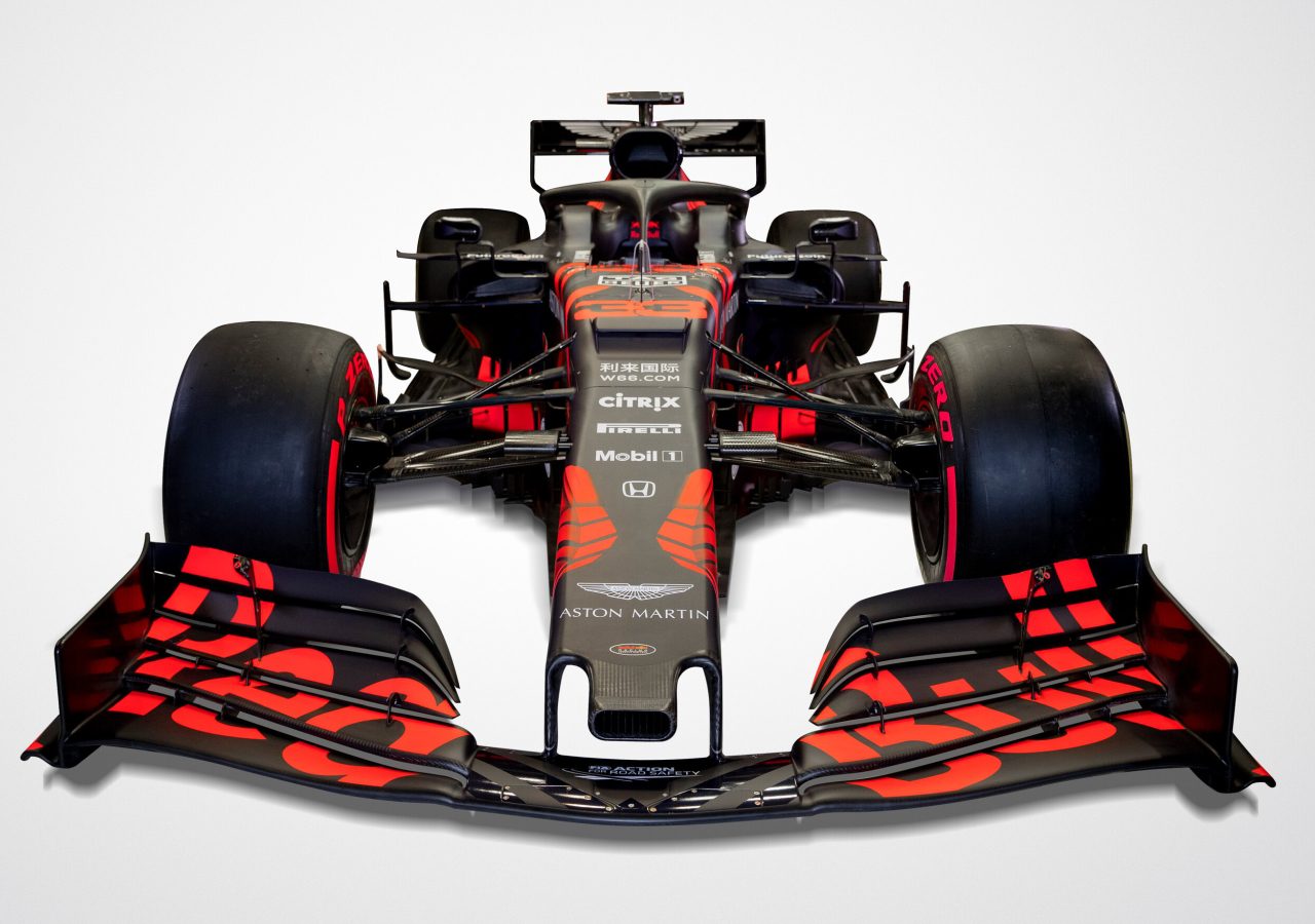 Een rode en zwarte Verstappen-raceauto op een witte achtergrond.