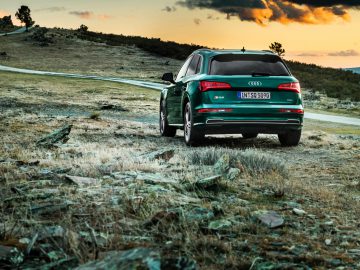 Static photo
Colour: azores green metallic