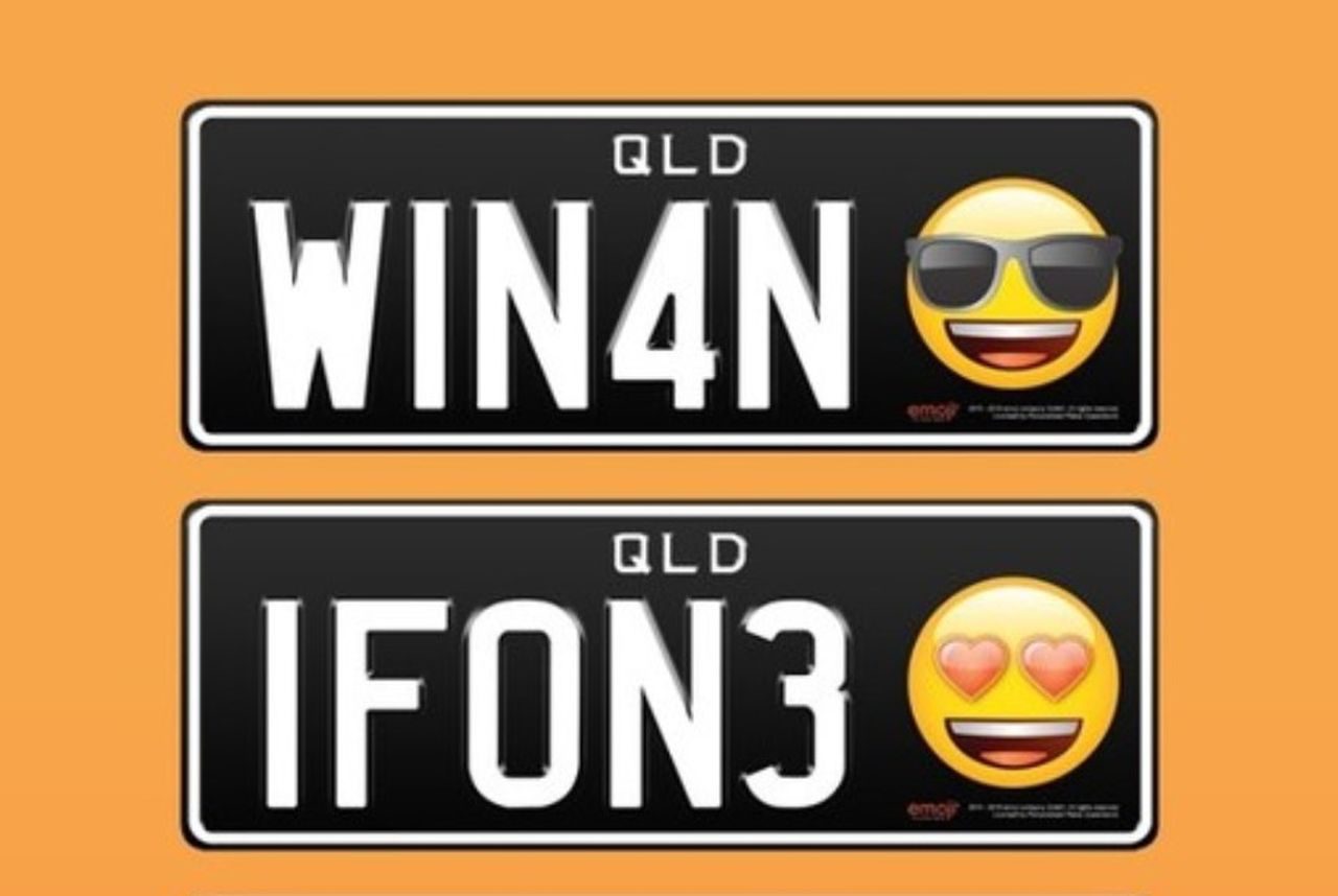Twee kentekenplaten met de woorden winn ion 3 en een emoji.