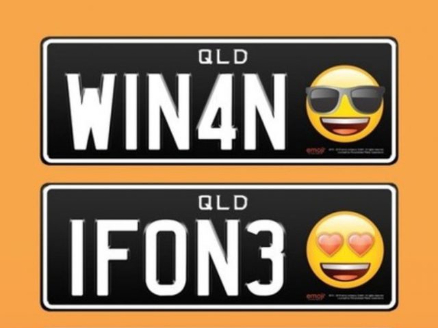Twee kentekenplaten met de woorden winn ion 3 en een emoji.