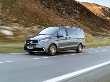 Mercedes-Benz V-Klasse bestelwagen rijdt op een bergweg.