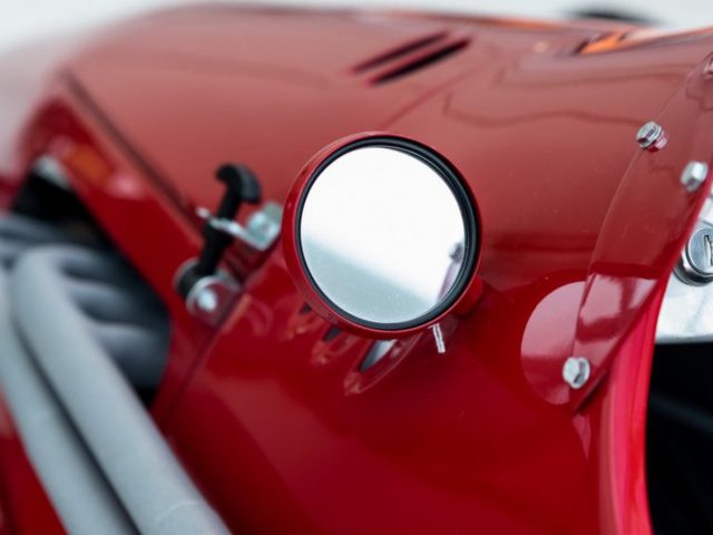 Een close-up van een rode 250F-raceauto.