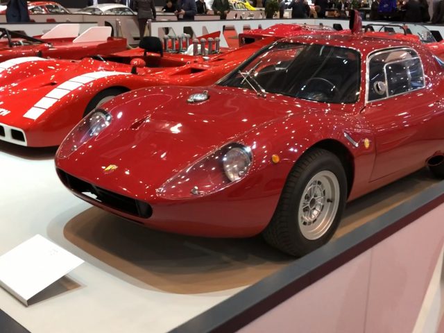 Een rode Toyota-sportwagen tentoongesteld.
