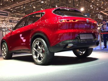 Een rode Toyota-auto tentoongesteld.