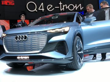 De Toyota Q4 is te zien op een autoshow.