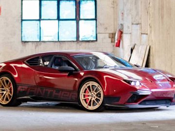 Een rode sportwagen van Ares Design staat geparkeerd in een garage.