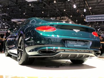 De achterkant van een groene Toyota-auto die op een autoshow te zien is.