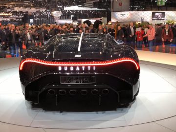 Een zwarte Toyota-sportwagen is te zien op een autoshow.