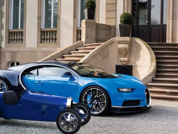 Een Bugatti Veyron geparkeerd voor een landhuis.
