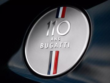 Het embleem van een Bugatti-auto met de woorden 10 ans Bugatti.