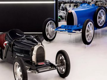 Twee vintage Bugatti-auto's tentoongesteld in een museum.