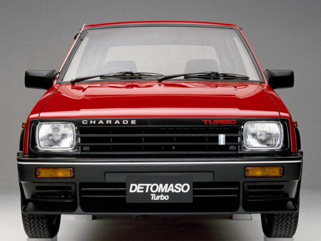 De voorkant van een rode Daihatsu Detmaso.