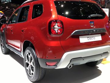 De achterkant van een rode Toyota SUV op een autoshow.
