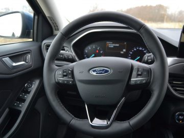 Het stuur en het dashboard van de Ford Focus uit 2019.