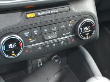 Het dashboard van een auto is ontworpen met de nadruk op verschillende bedieningselementen.