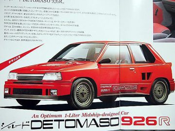 Japanse Daihatsu-modelautoreclame met een rode auto.