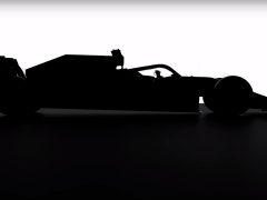 Een silhouet van een F1 2019-raceauto op een witte achtergrond.