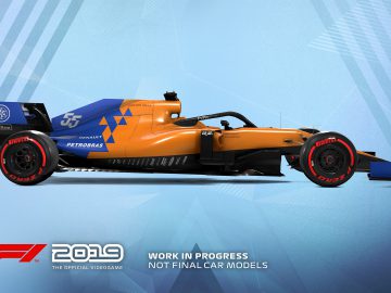 Een blauwe en oranje F1 2019 racewagen op een blauwe achtergrond.